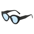 Gafas de sol cat eye con montura negra y lentes azul claro en vista lateral de 45 grados - Marco Negro Lente Azul Transparente