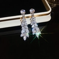 Boucles d'oreilles pendantes argentées avec cristaux de zircone en forme de feuille - Boucles d'oreilles pendantes / Aiguille en argent / Argent