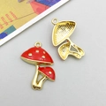 Detailansicht von roten Pilz-Anhängern aus Legierung mit goldener Rückseite für DIY-Schmuck - Großer Doppelpilz-Anhänger 20*26mm