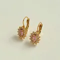 Elegante goldene Ohrringe mit rosa Zirkon-Sonnenblumen-Design und weißen Akzenten - Gold + Rosa Zirkonia