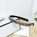 Gros plan du serre-tête tressé en strass arc-en-ciel avec doublure en velours noir - Strass Multicolore