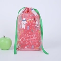 Detail der roten Weihnachts-PE-Geschenktüte mit Merry Christmas Text und grünem Band - 21*28cm / Rot