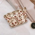 Beauty case vintage in velluto a coste floreale con etichetta su sfondo estetico - Crema Con Motivo Rosso