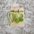 Détail de boucles d'oreilles cœur en acrylique pailleté vert avec motif pickleball - Cœur Pailleté Vert Pickleball