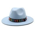 Détail du chapeau fedora bleu clair avec ruban brodé LOVE sur le bord large - Bleu Ciel