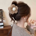 Pince à cheveux fleurie en peluche marron café élégante avec design de pétales - Pince à Cheveux Fleur en Peluche (91#) / Café Foncé/Blanc