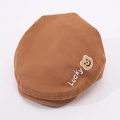 Dettaglio del cappello in cotone marrone con ricamo Lucky e toppa a forma di orso - Bambini 2-6 Anni / Caffè