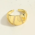 Verstellbarer goldener offener Ring mit strukturierter Oberfläche und Zirkonia-Inlay - Linear Weiß Zirkonia(JZ0507)