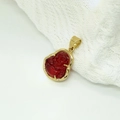 Ciondolo Buddha Maitreya in acciaio inossidabile placcato oro 18k con calcedonio rosso - Rosso