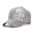 Détail de la casquette de baseball pailletée argent avec broderies de texte - Taille Unique (56-60cm) / Gris Argent