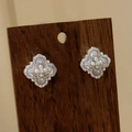 Pendientes de trébol de plata con perlas, nácar blanco y pequeños diamantes finos - Pin de Plata - Conjunto de 3 Piezas Plateado
