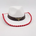 Sombrero vaquero de fieltro blanco con hebilla de cabeza de toro y borde trenzado rojo - Estilo Insignia Cabeza de Toro Dorada / Blanco Borde Rojo