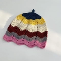 Handgefertigte Häkelmütze mit Wellenmuster und mehrfarbigem Patchwork-Streifen-Design - Jennie Rosa Rand / M (56-58cm)