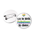 Vue détaillée d'un badge rond cœur arc-en-ciel montrant l'épingle arrière et le design - Texte Gay Birth (Style 20)