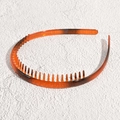 Vista dettagliata del cerchietto ondulato ambra marrone con denti antiscivolo e trama plastica - Lato Sottile Ambra Con Denti / [attributi Del Prodotto] Il Prodotto È Una [fascia Per Capelli] Il Colore È [marrone/ambra] Con Una Texture Trasparente Il Materiale È [plastica/resina] E Il Design Presenta Una Struttura [dentata Antiscivolo]. [presentazione Visiva] L'inquadratura Utilizza Una Ripresa Diagonale Dall'alto Con Illuminazione E Ombre Naturali. Lo Sfondo È Un [fondo Bianco Granulare Con Texture] E La Composizione È Semplice E Professionale. La Qualità Dell'immagine È [elevata] Con Dettagli Nitidi Ed Esposizione Corretta. L'impatto Estetico È [elevato] E L'effetto Visivo È Accattivante. [contenuto Testuale] L'immagine Non Contiene [testo]. Non Sono Stati Rilevati Loghi Filigrane O Marchi Di Certificazione. [conclusione Della Revisione] La Decisione È [approvata]. L'immagine Non Presenta Violazioni O Contenuti Che Richiedano Modifiche E Può Essere Utilizzata Direttamente. [etichetta Logistica] Non È Presente Alcuna Etichetta Logistica. Si Tratta Di Un Comune Accessorio In Plastica E Non Comporta Restrizioni Come Il Trasporto Di Elettricità O Liquidi. [rischio Di Violazione] Non Vi È [alcun] Marchio Contraffatto Con Una Probabilità Dello [00]. Questo Prodotto È Di Tipo Generico E Non Presenta Caratteristiche Di Marca Evidenti. [parametri Del Prodotto] I Parametri Riassuntivi Includono: [marrone] [materiale Trasparente] E [design Dentellato].