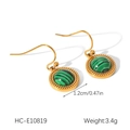 Dettaglio di orecchini vintage in oro con malachite verde e bordi metallici perlati - Orecchini di malachite (HC-E10819)