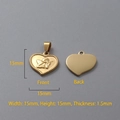 Détails recto-verso du pendentif cœur en or 18k de 15mm avec relief d'ange et poli miroir - P00024G-Cœur gaufré Cupidon