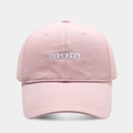 Detalle del bordado blanco mom en una gorra de béisbol de algodón rosa pálido - Ajustable / Rosa Claro