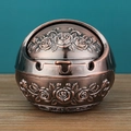 Sphärischer Aschenbecher aus Bronze mit Rosenrelief und Klappdeckel für Zuhause - Rotes Kupfer Kleines Rosenrelief