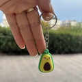 Dettaglio di un simpatico portachiavi a forma di avocado con viso sorridente e anello - Avocado Piccolo