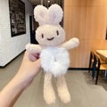 Détail d'un chouchou lapin en peluche rose avec ventre en fourrure blanche dans un café - Chouchou Lapin Anneau Blanc