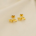 Pendientes de nudo dorados minimalistas con acabado pulido sobre fondo de seda - Dorado