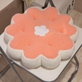 Plüsch Blumenkissen in Rosa und Beige aus Cordstoff auf einem weißen Stuhl - Orangerot