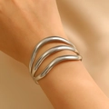 Gros plan détaillé d'un bracelet manchette argenté à plusieurs couches sur un poignet - Bracelet Vague 3 Couches (H-76) / Argent