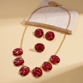 Driedelige vintage sieradenset met rood emaille, gouden ketting, oorbellen en ring - 3-delige set - Rood