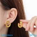 Pendientes de aro retorcidos en acero dorado 18k, tamaño 20x16mm en una modelo - 20x16mm / Dorado