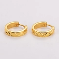 Detalle de pendientes de aro de acero inoxidable dorado con diseño acolchado - Dorado