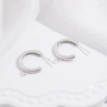Dettaglio di ganci per orecchini a C in argento S925 con anellini per creazione di gioielli - Forma a C Platino 1 Paio