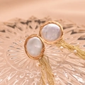 Orecchini di perle barocche dorate con nappe lunghe su un vassoio di vetro elegante - Orecchini a lobo con nappa e perla piatta