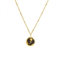 Halskette aus goldenem Titanstahl mit Perlenkette und schwarzem Emaille-Rosenanhänger - Runde Schwarze Muschel Rose A711 / Gold