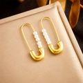 Minimalistische vergoldete Büroklammer-Ohrringe mit fünf weißen Perlen auf Seide - Gold Perle Stil (E5845)