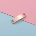 Detalle del conector rectangular curvo en oro rosa con dos agujeros para joyería DIY - Oro rosa
