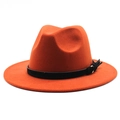 Dettaglio di un cappello fedora arancione in lana con fascia in pelle nera e fibbia - M (56-58cm) / Caramello