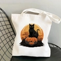 Détail du sac cabas en toile blanche avec chat noir et citrouille sur une chaise - Ensemble d'Illustrations d'Halloween