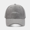 Détail de casquette de baseball gris foncé avec broderie 'whatever' et texture suédée - Réglable / Gris