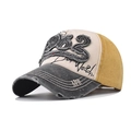 Detail der 1962 Stickerei und Patchwork im Distressed-Look auf der Vintage-Cap - Verstellbar / 1962 Gelb