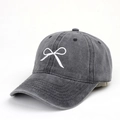 Dettaglio del cappellino grigio scuro slavato con ricamo a fiocco bianco e visiera curva - Regolabile / Nero