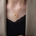 Vintage Goldene Halskette mit römischen Ziffern und Edelstein an einem weiblichen Model - Gold