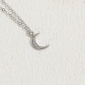 Collana minimalista a mezzaluna argentata con zirconi scintillanti e catena sottile - Argento Piccolo