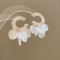 Détail de boucles d'oreilles dorées en C avec pétales blancs et cristaux clairs - Tige en Argent-Or-Blanc