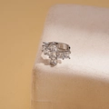 Dettaglio del polsino per l'orecchio argento con cinque zirconi quadrati brillanti - Ear Cuff Argento Croce (Pezzo Singolo)