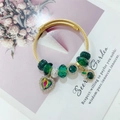 Brazalete de acero de titanio dorado con cuentas de cristal verde y dije de corazón - Estilo de Corazón de Manzana Verde Oscuro / Verde Oscuro