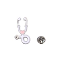 Broche stéthoscope en argent avec émail blanc et cœur rose sur fond blanc pur - Base Argent Blanc