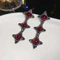 Dettaglio delle pietre in resina rossa e montatura in metallo stile gotico vintage - Perno per orecchini in argento - Canna di fucile - Rosso