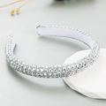Nahaufnahme von silbernem Haarreif mit hochdichten, glitzernden Strasssteinen Details - Silber