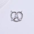 Elegante colgante pretzel de plata S925 con corazón de circón sobre fondo de encaje - Colgante de corazón pretzel de oro blanco con circonita blanca